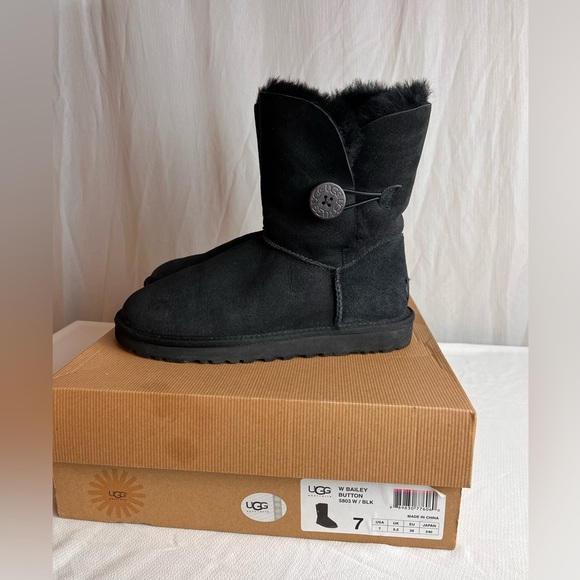 UGG Shoes - LIKE new! Ugg Bailey Button black boots size 7 in box